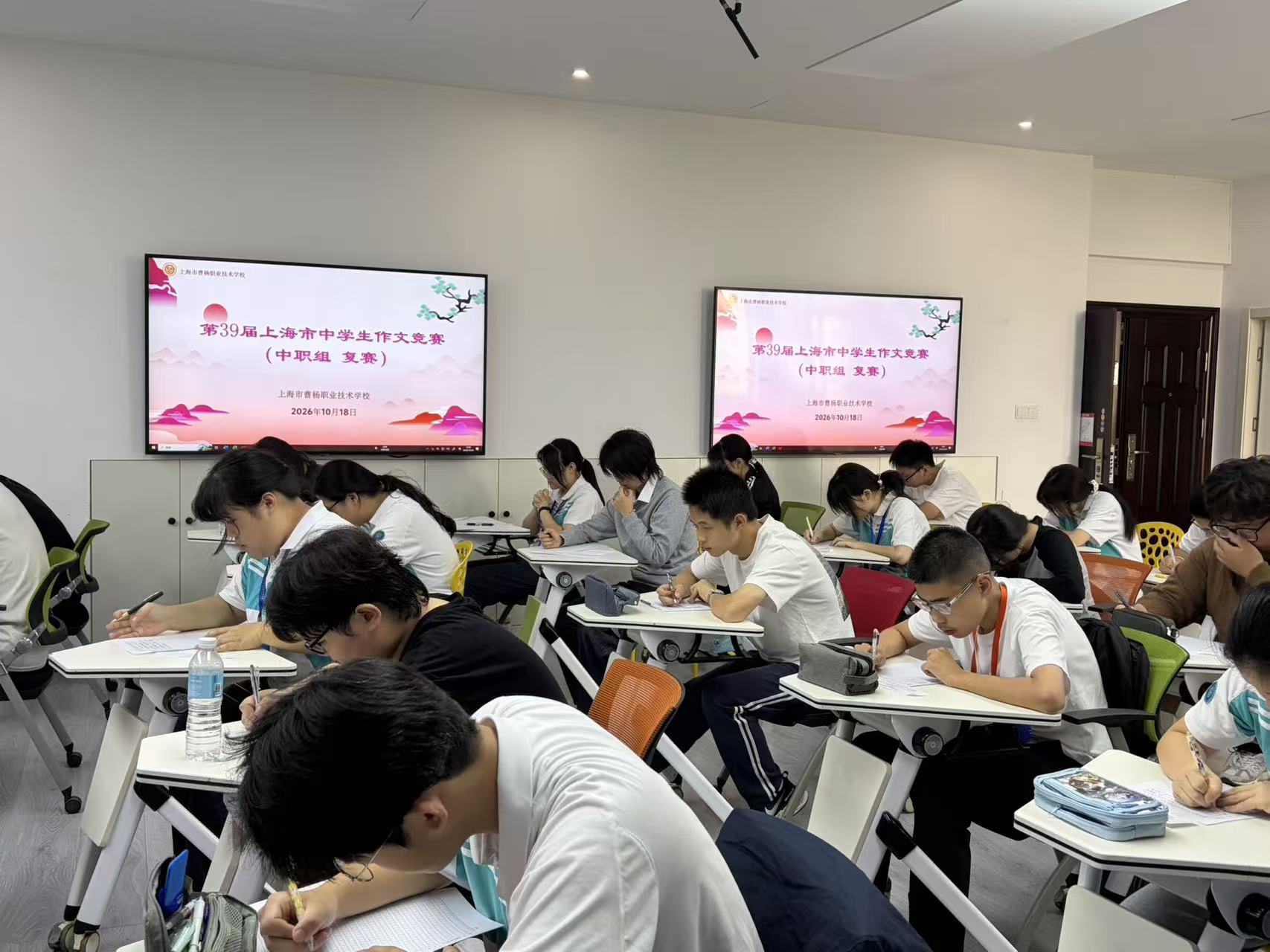 笔尖交锋，思想碰撞——第39届上海市中学生作文竞赛（中职组）复赛在曹职圆满举行
