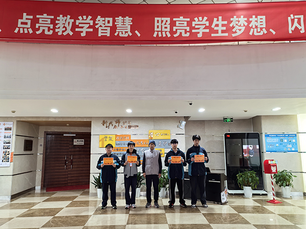 清明追思承遗志 青春奋进正当时——上海市曹杨职业技术学校举行第五周主题升旗仪式