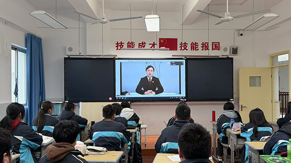 筑牢安全防线 争做文明曹职人——曹杨职校开展2026年春季学期“安全教育周”系列活动