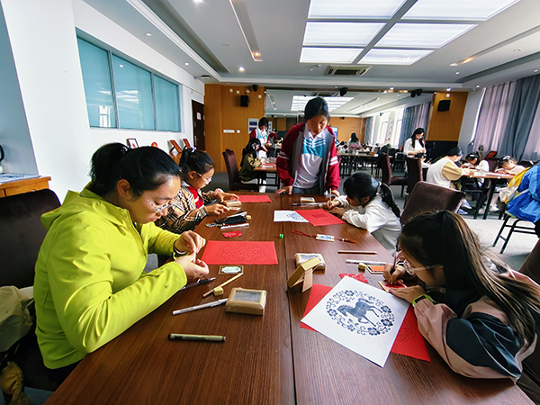 5指尖非遗 绘见匠心-非遗装饰摆台  (2).jpg