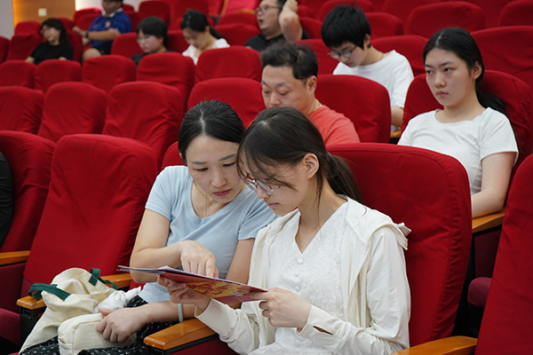 图1 新生及家长 (3).jpg 图1 新生及家长 (3).jpg