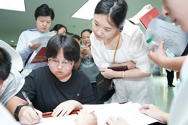 图1 新生及家长 (2).jpg 图1 新生及家长 (2).jpg