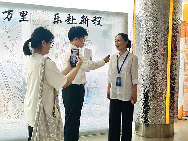 图4 采访校团委书记.jpg 图4 采访校团委书记.jpg