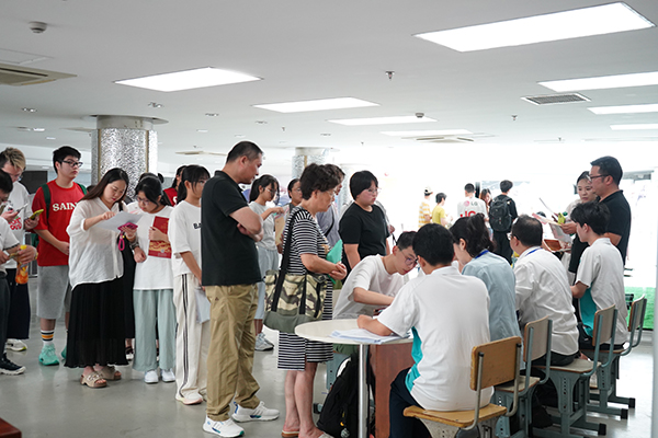 图1 新生及家长 (1).jpg 图1 新生及家长 (1).jpg
